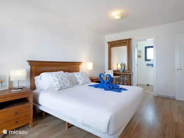 Casa Sierra | Espagne, Lanzarote, Playa Blanca - villa Chambre 1 avec un lit double, des armoires encastrées et une salle de bain attenante
