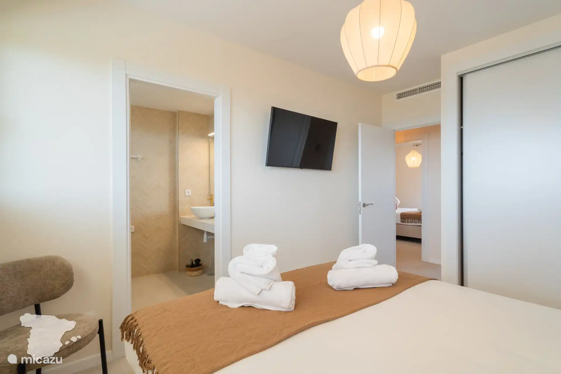 Chambre 1 avec salle de bain attenante