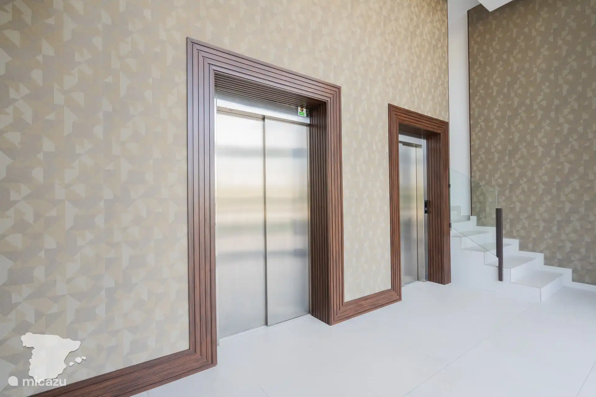 Ascenseurs dans la salle communale en bas