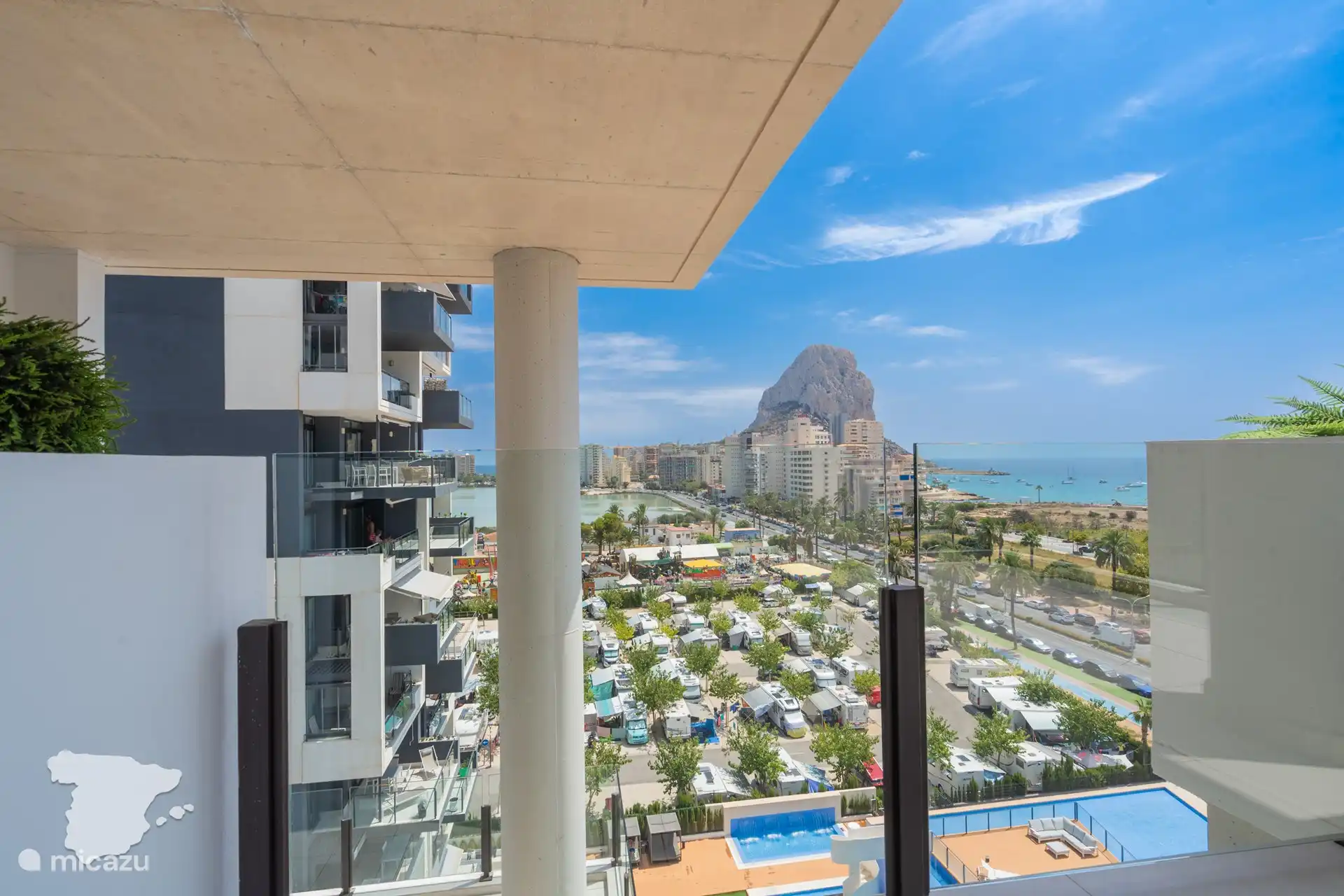 Vue vers le rocher distinctif de Calpe (Peñon d’Ifach)