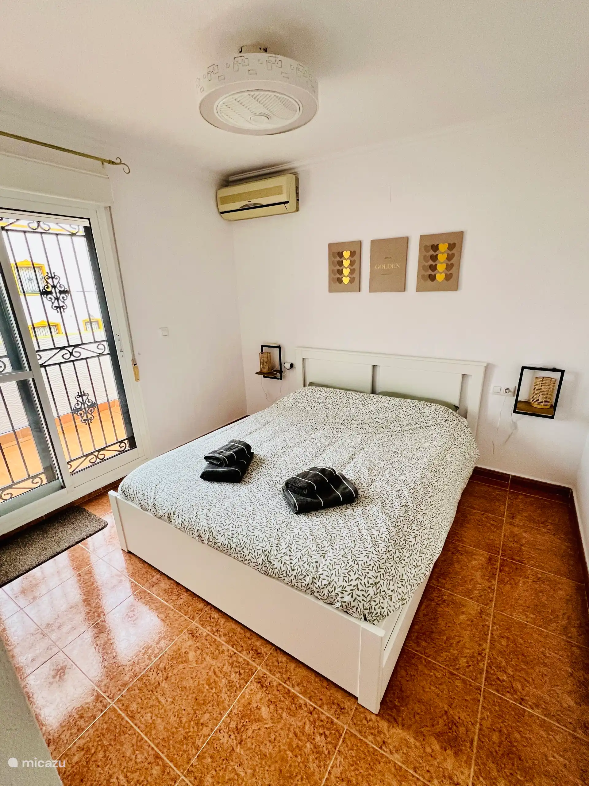 Hauptschlafzimmer. Alle Zimmer verfügen über eine Klimaanlage. 