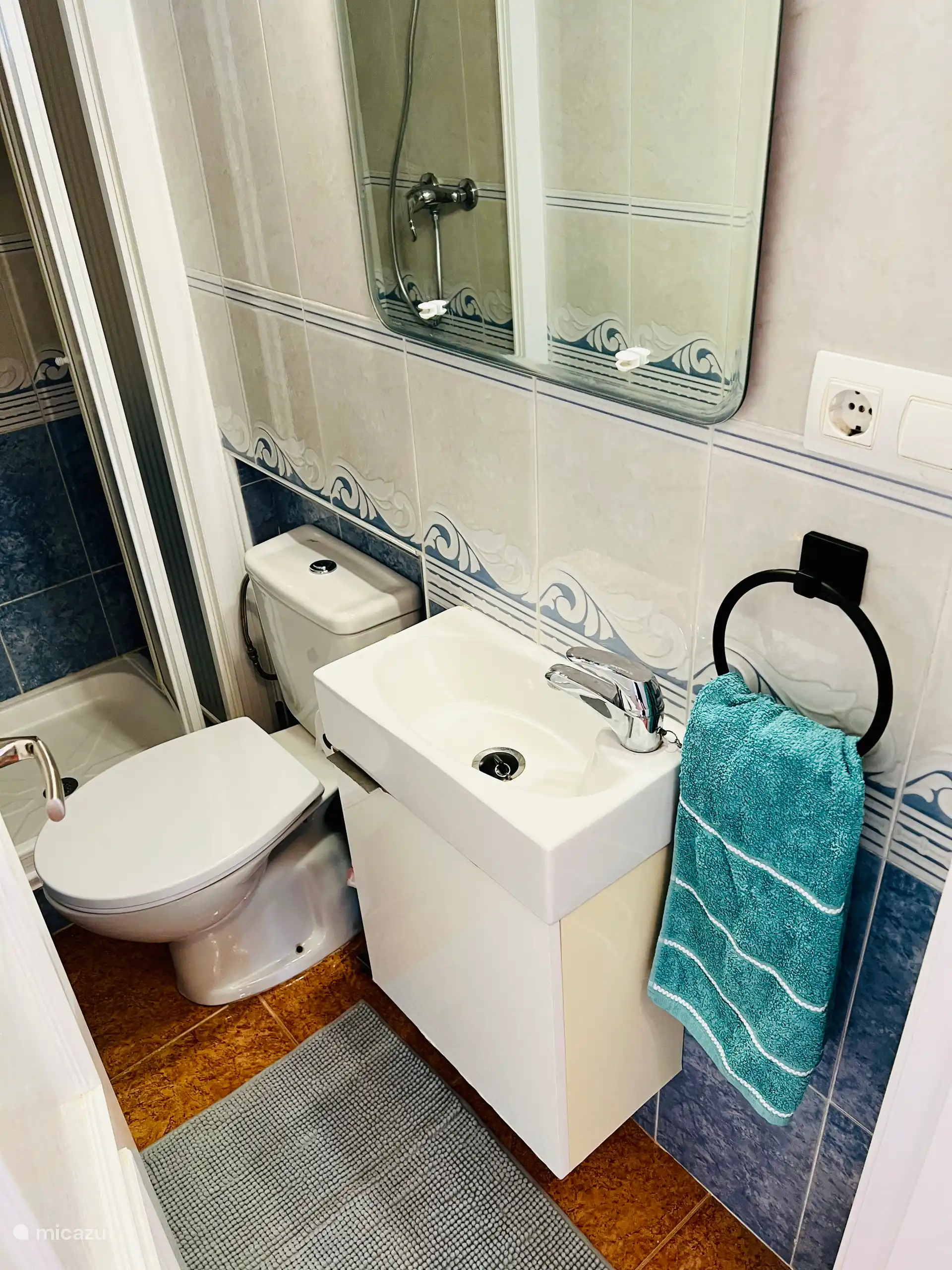 Badezimmer im Erdgeschoss mit WC, Waschbecken und Dusche. 