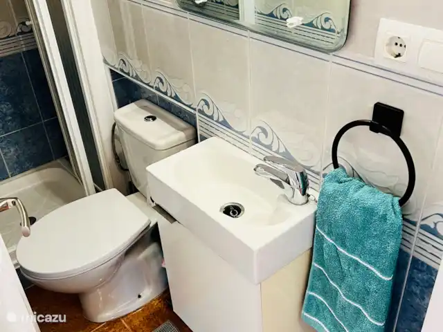 Casa ViNi en España, Costa Blanca, Orihuela - casa vacacional Baño en la planta baja con inodoro, lavabo y ducha.
