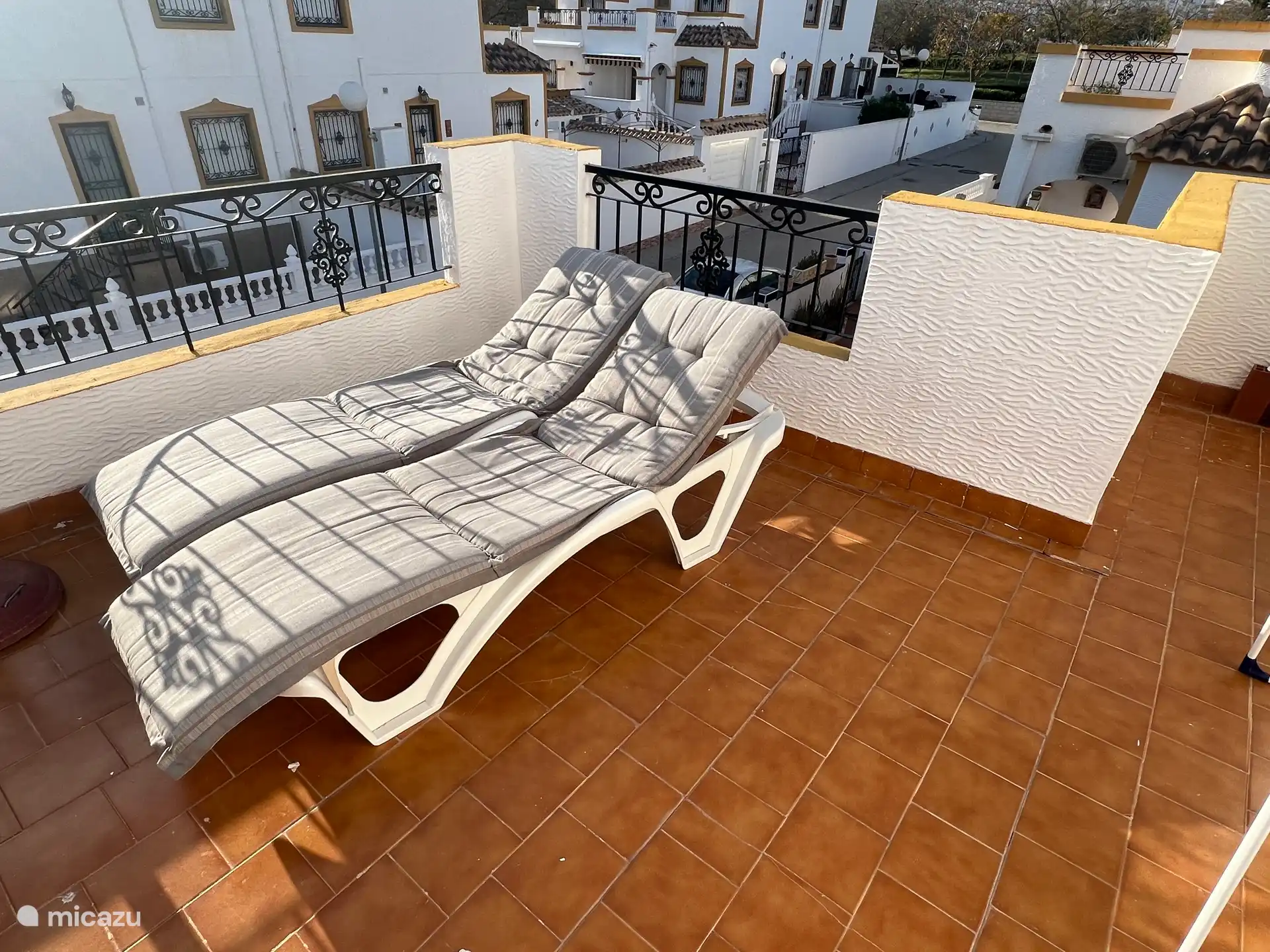 Geräumige Terrasse mit Sonnenliegen zum Hauptschlafzimmer. Hier befinden sich auch die Waschmaschine und der Wäscheständer. 