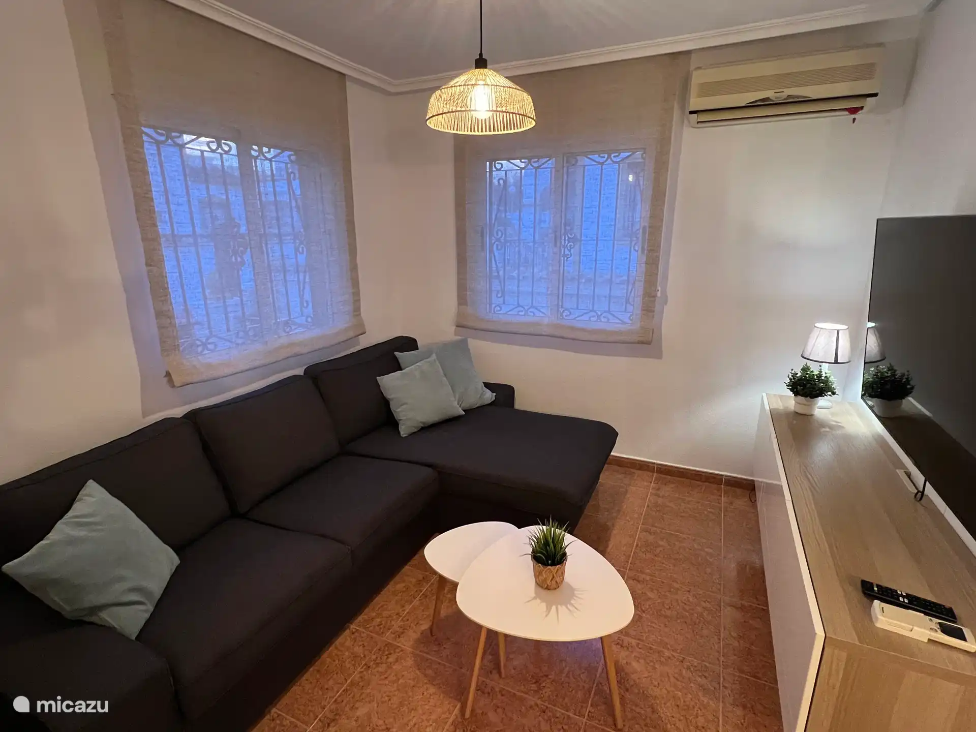 Die Fenster sind mit Vorhängen und Rollläden ausgestattet. 