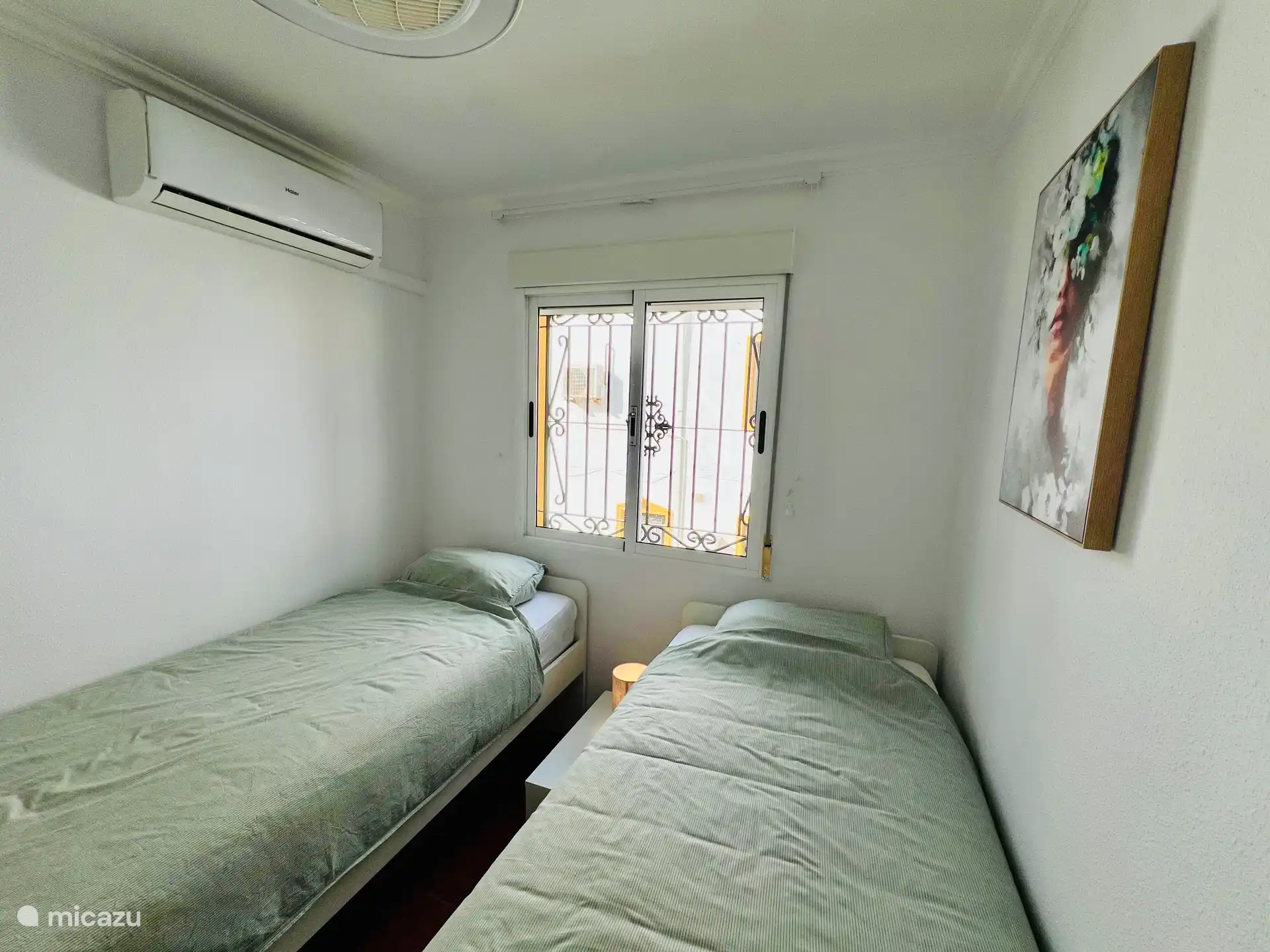 Schlafzimmer mit 2 anständigen Einzelbetten. Klimaanlage vorhanden.  