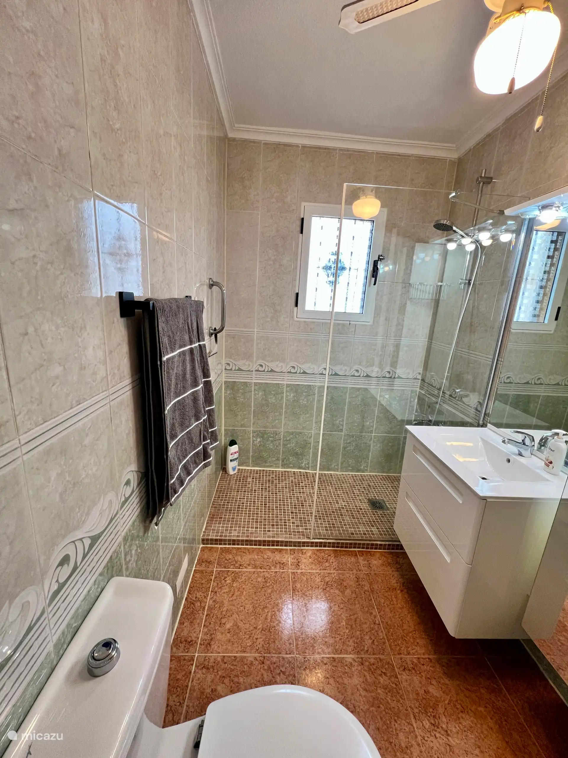 Badezimmer mit Dusche und WC. 