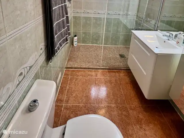 Casa ViNi en España, Costa Blanca, Orihuela - casa vacacional Baño con ducha y WC.