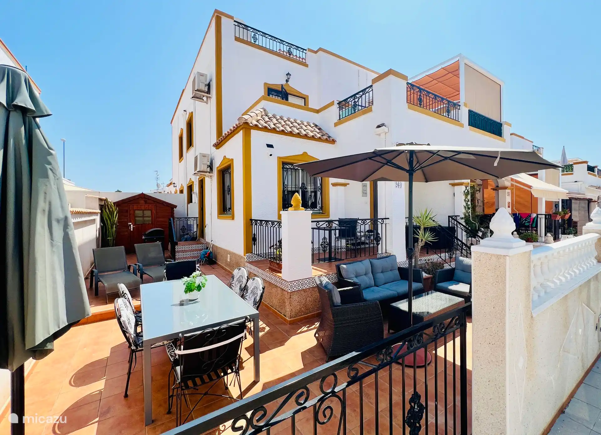 Gemütliche Terrasse. Tisch mit 6 Stühlen, eine Lounge mit 4 Sitzplätzen, 2 Liegestühle auf jeder Terrasse und ein kleiner Tisch mit 2 Stühlen, um morgens eine Tasse Kaffee zu trinken. 