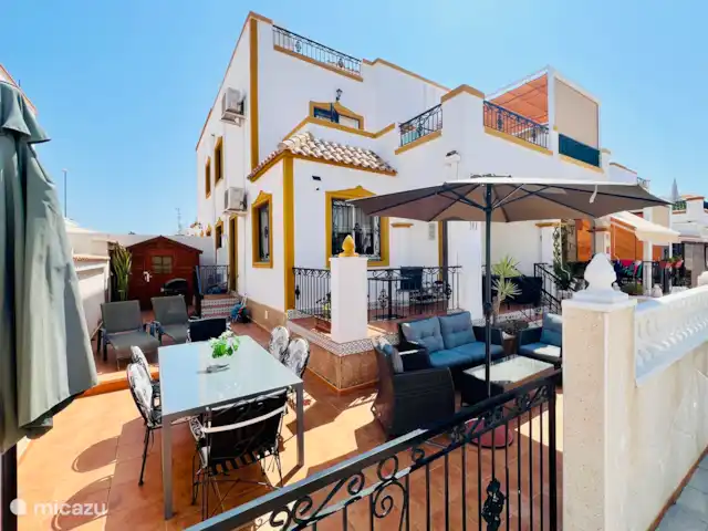 Casa ViNi en España, Costa Blanca, Orihuela - casa vacacional Acogedora terraza. Mesa con 6 sillas, un salón con 4 asientos, 2 tumbonas en cada terraza y una mesita con 2 sillas para tomar una taza de café por la mañana.