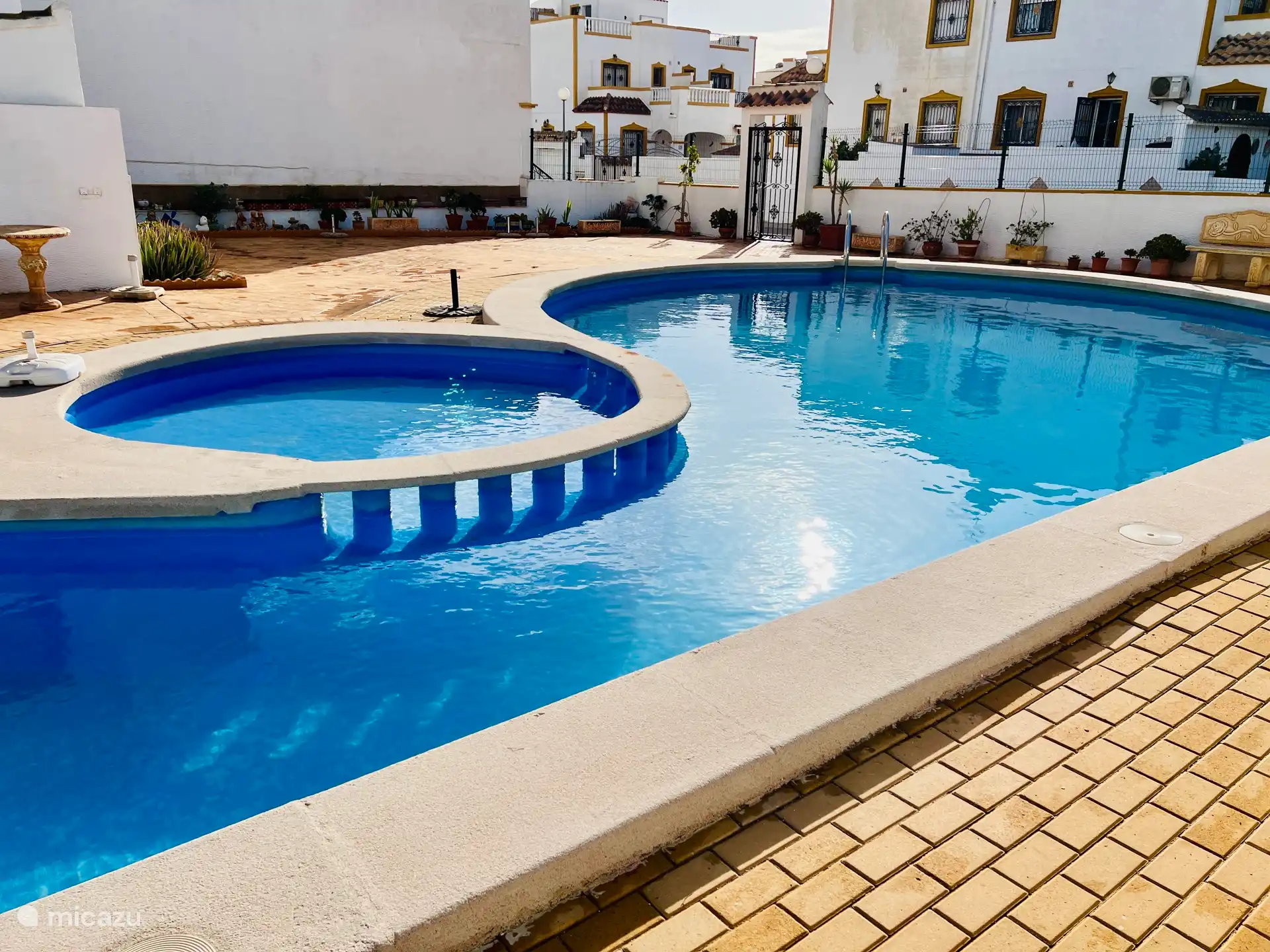 Gemeinschaftspool mit Kinderbecken. Maximal 1,60 m. 