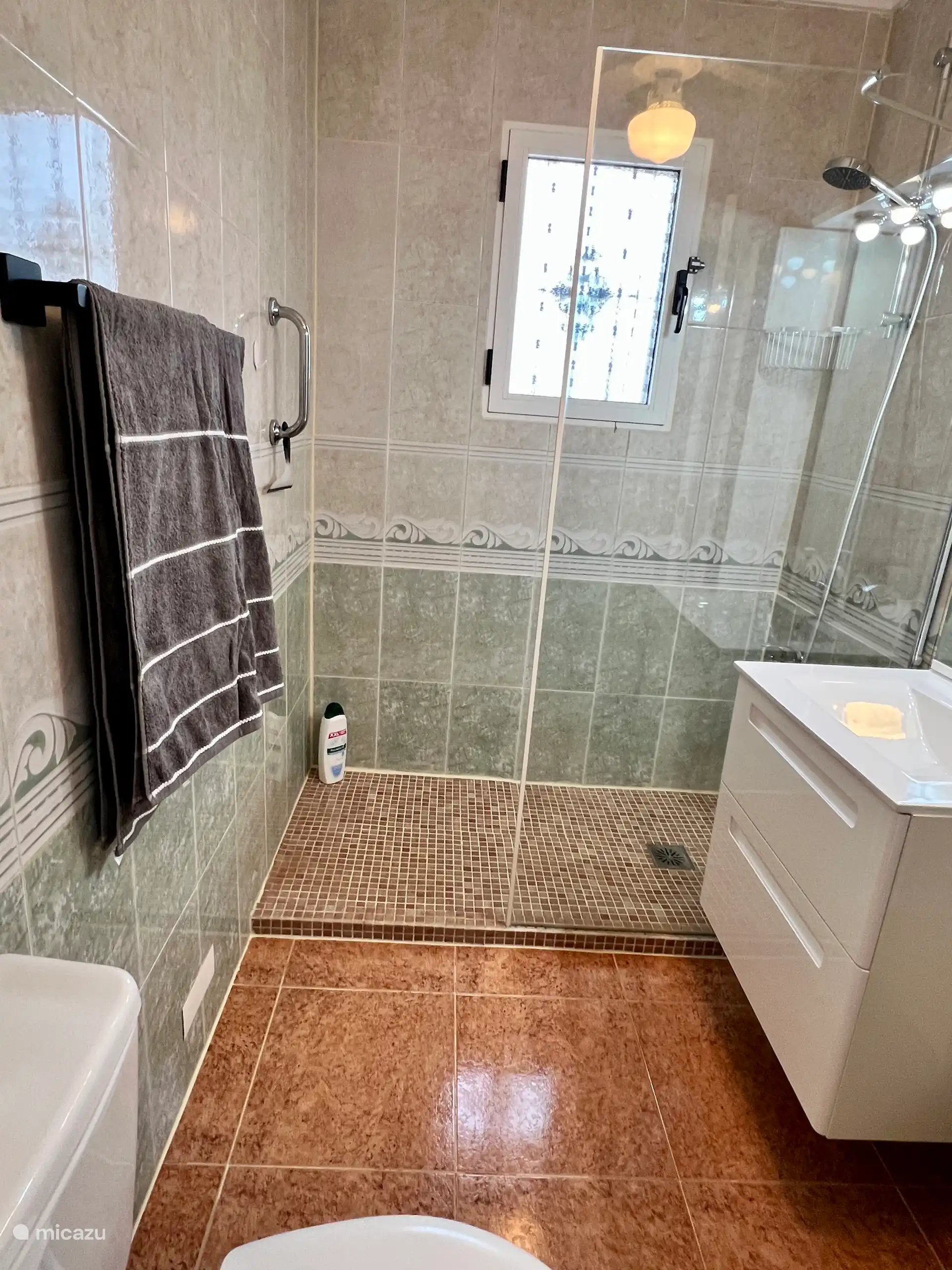 Badezimmer mit Dusche 