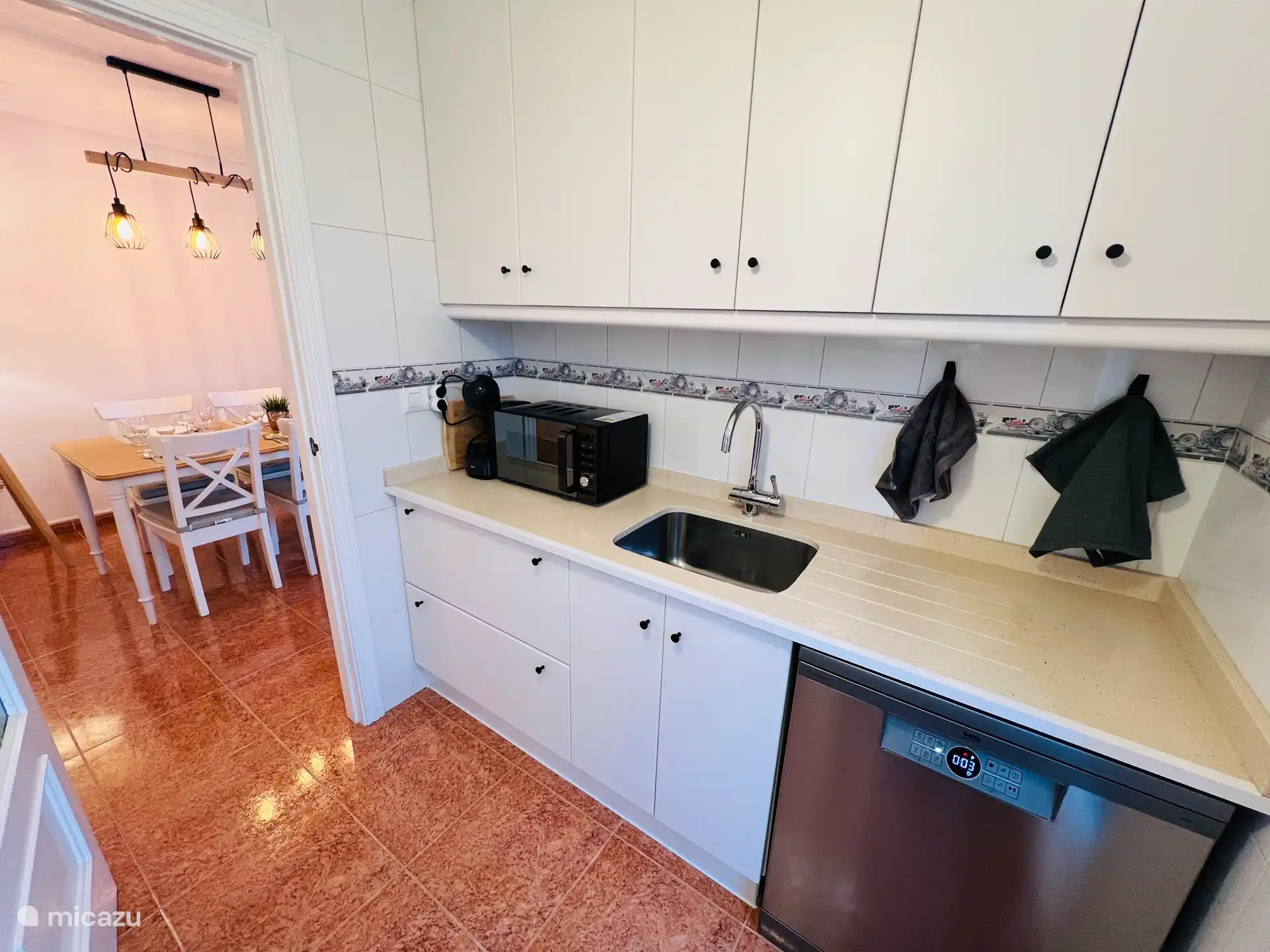 Küche mit allem Zubehör und Elektrogeräten. Geschirrspüler, Mikrowelle, Toaster, Wasserkocher, Croque Monsieur Grill