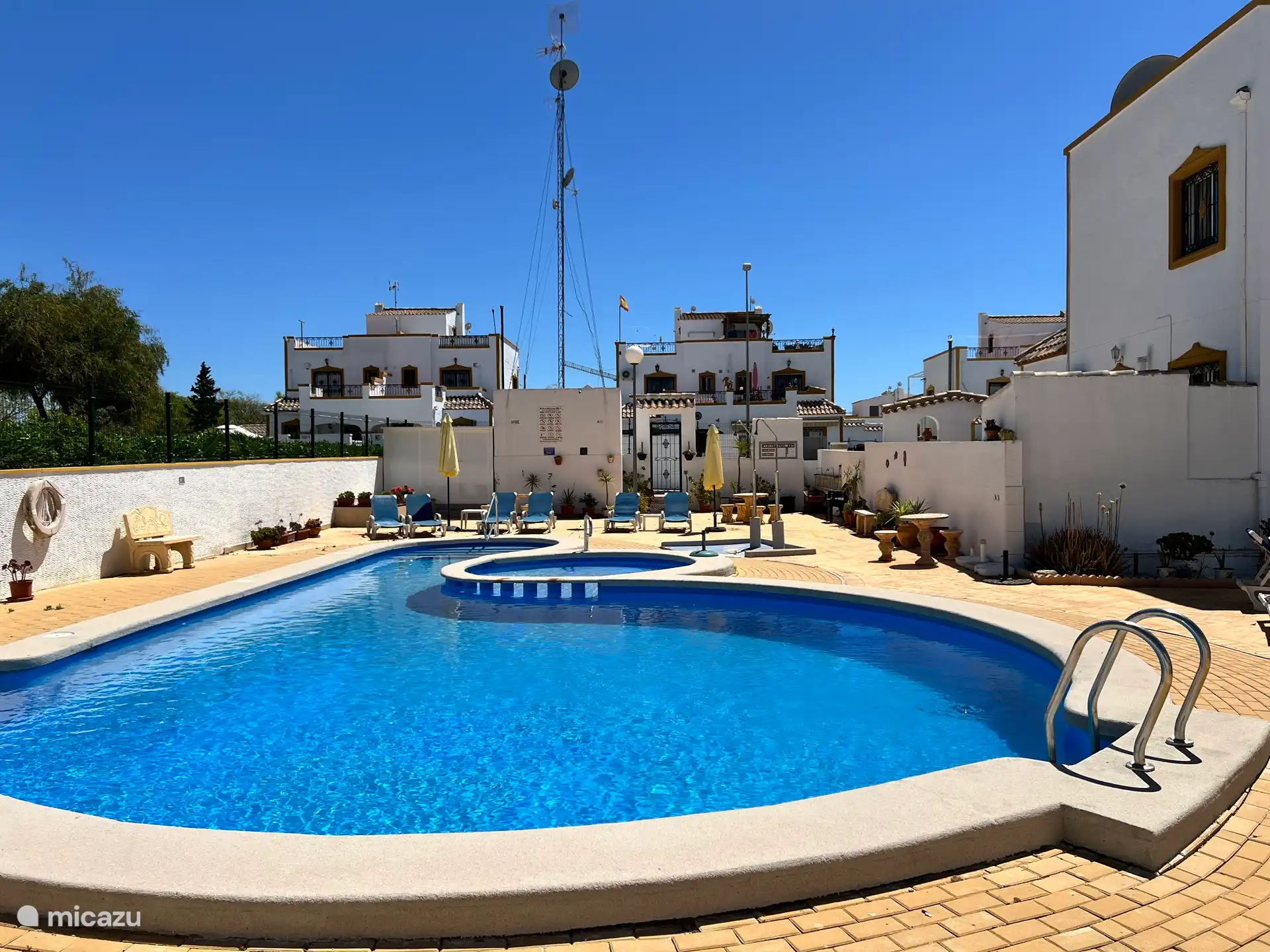 Geräumiges und gemütliches Schwimmbad 