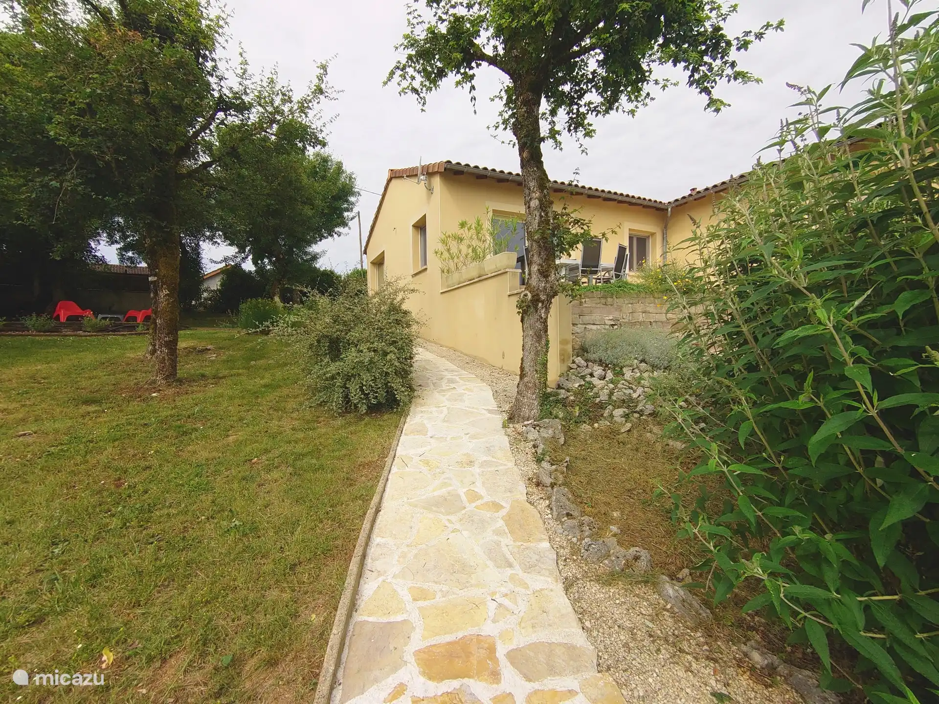 Weg zum Terrassenpool für diejenigen, die Schwierigkeiten mit Treppen haben