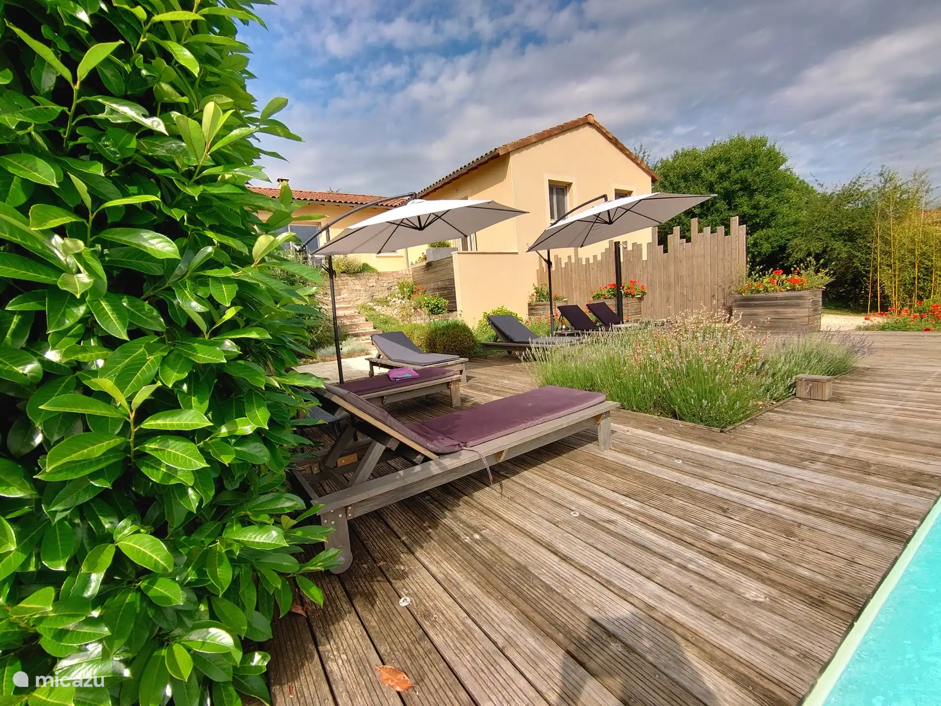 Swimmingpool mit Terrasse