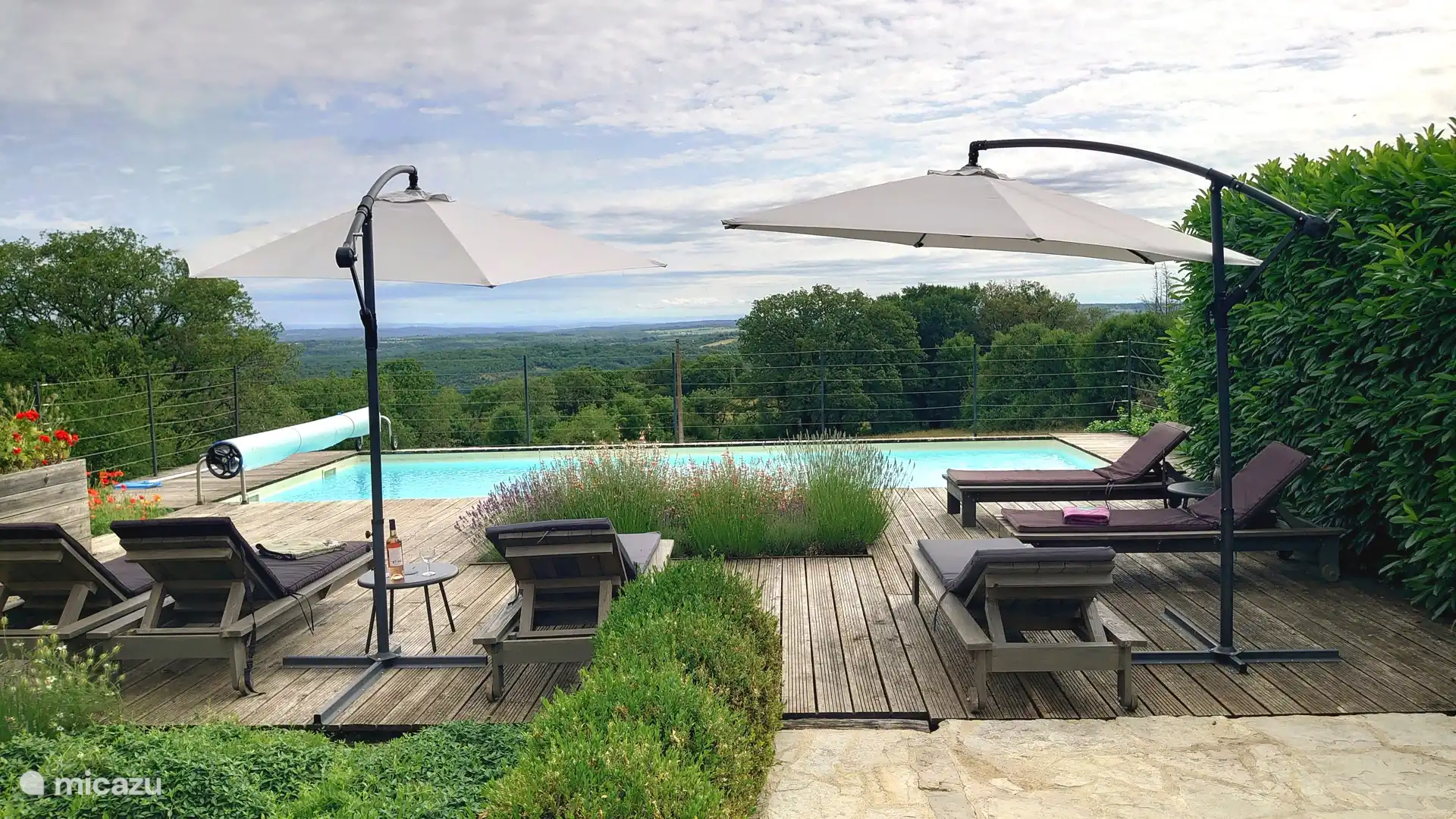 Swimmingpool mit Terrasse