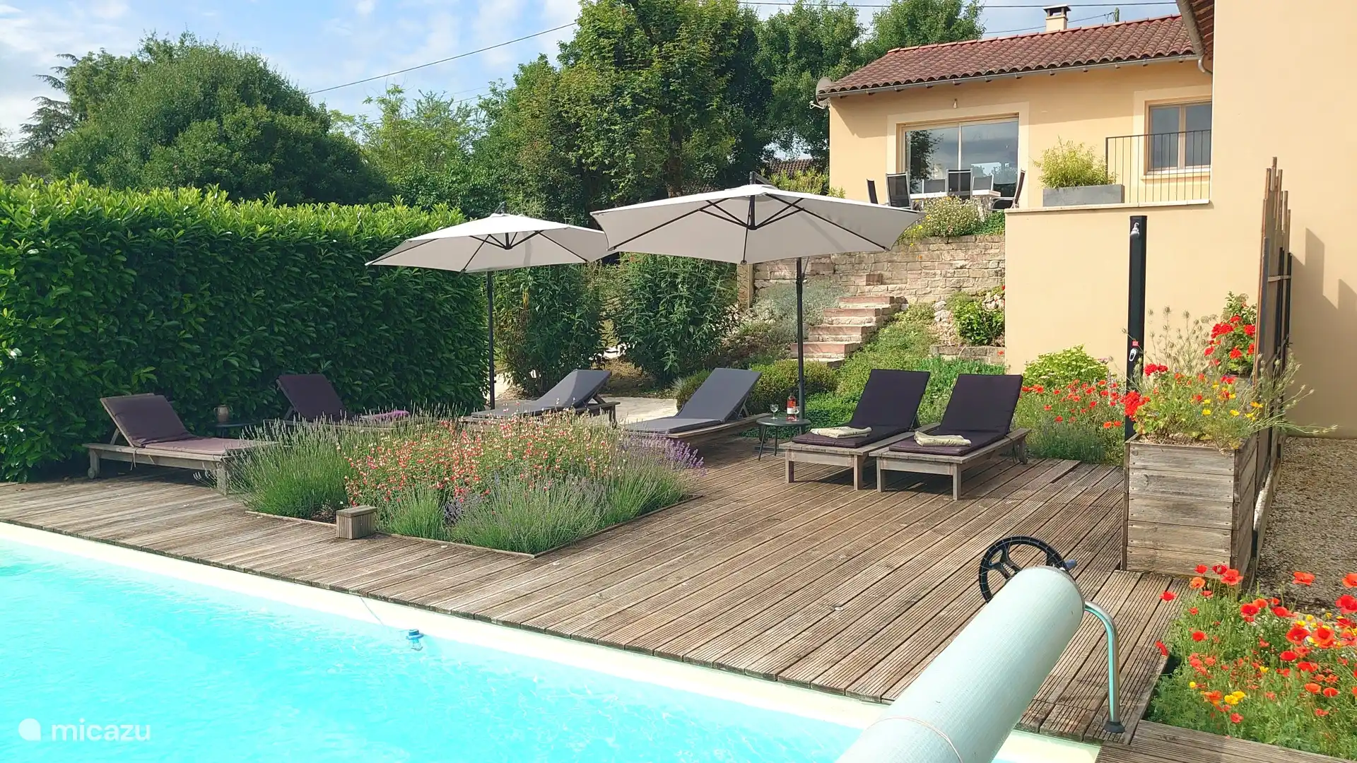 Swimmingpool mit Terrasse