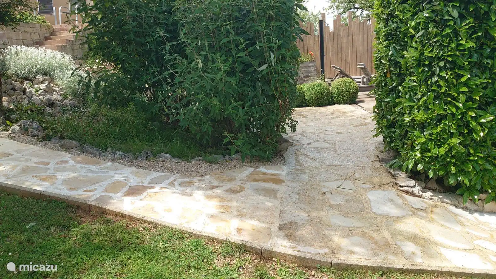 Weg zum Terrassenpool für diejenigen, die Schwierigkeiten mit Treppen haben