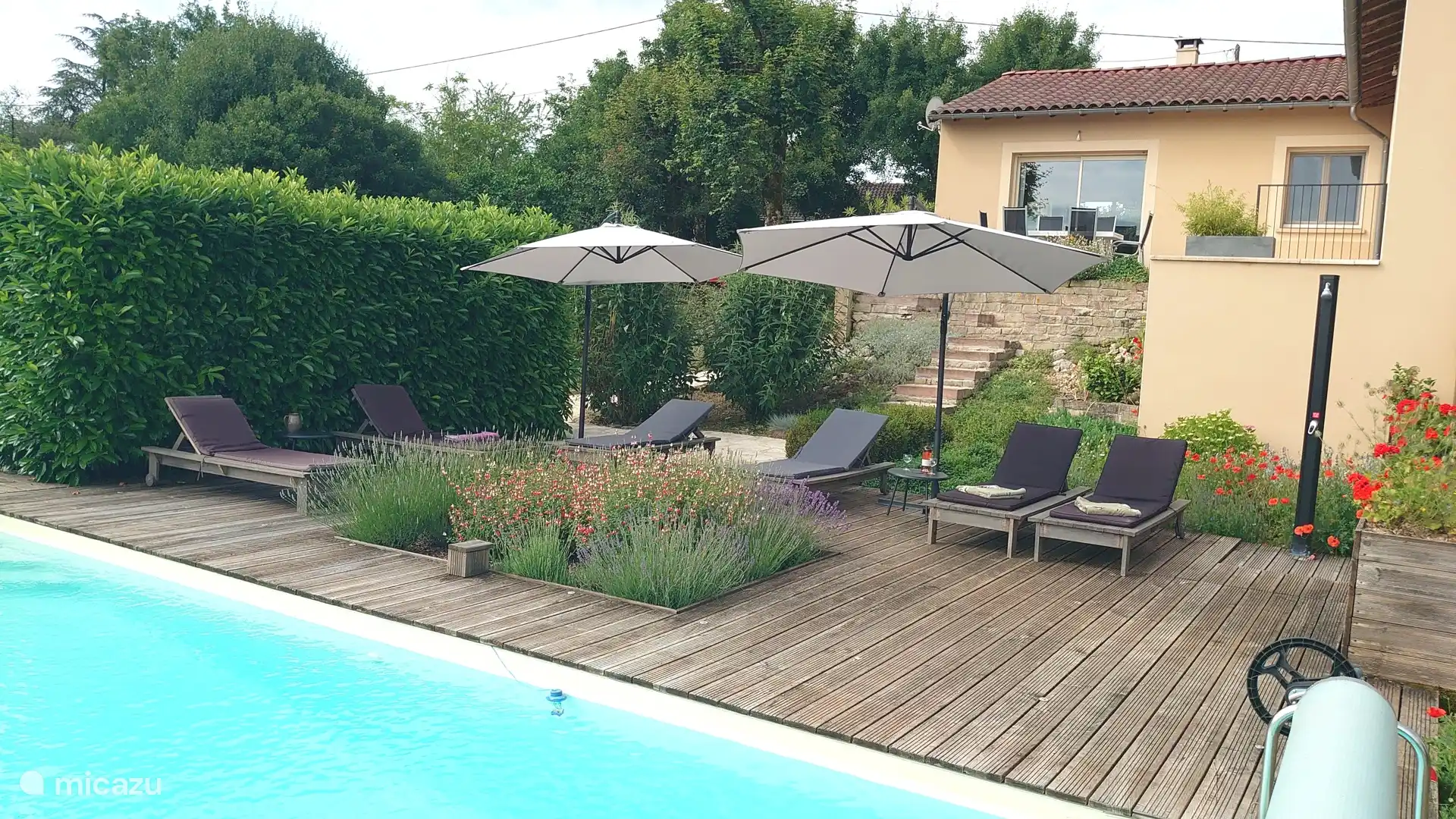 Swimmingpool mit Terrasse