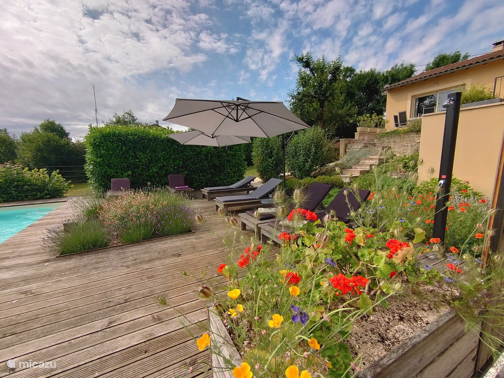 Swimmingpool mit Terrasse