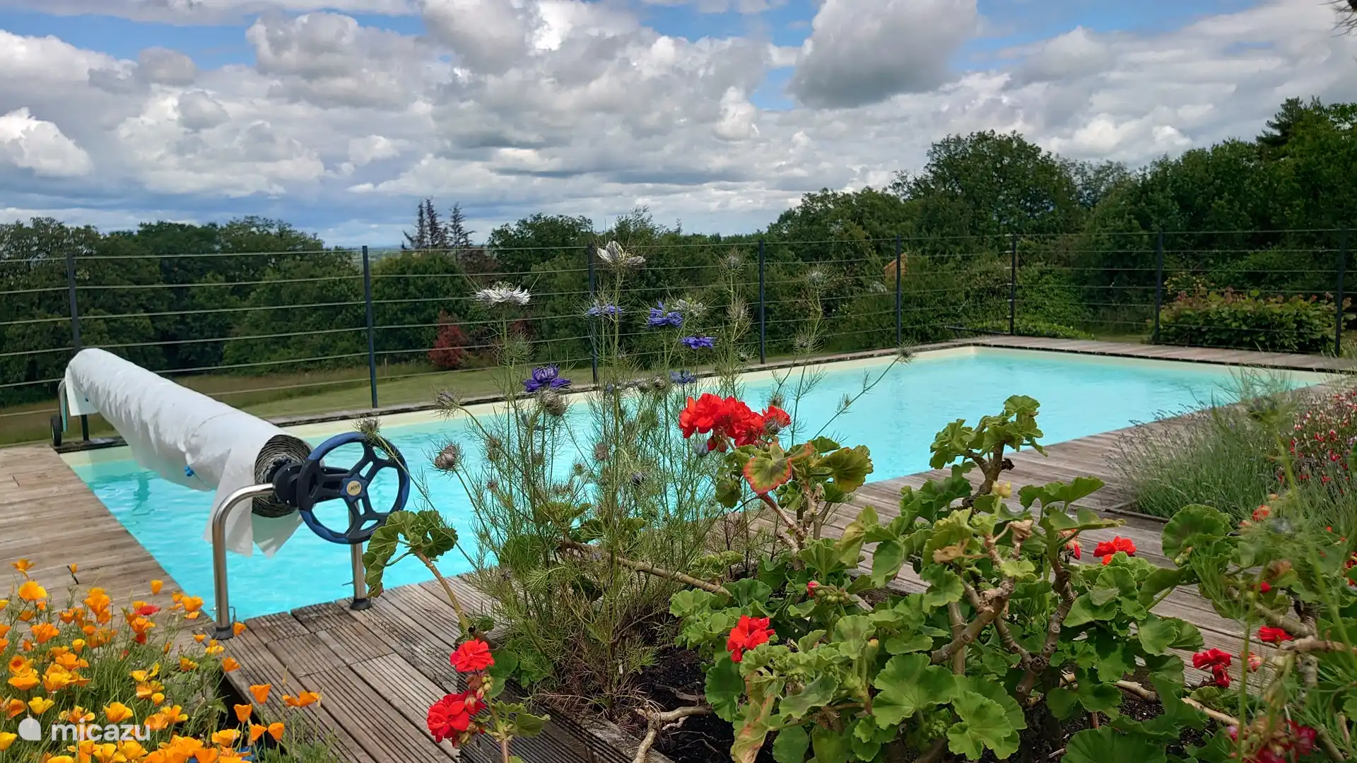 Swimmingpool mit Terrasse
