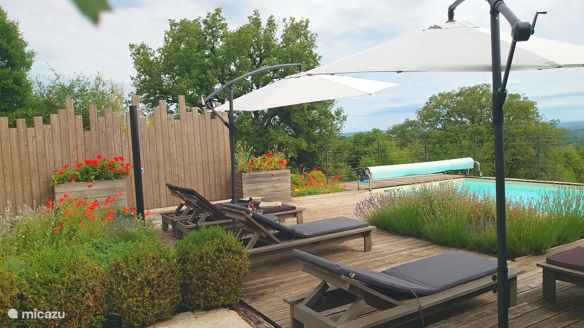 Swimmingpool mit Terrasse