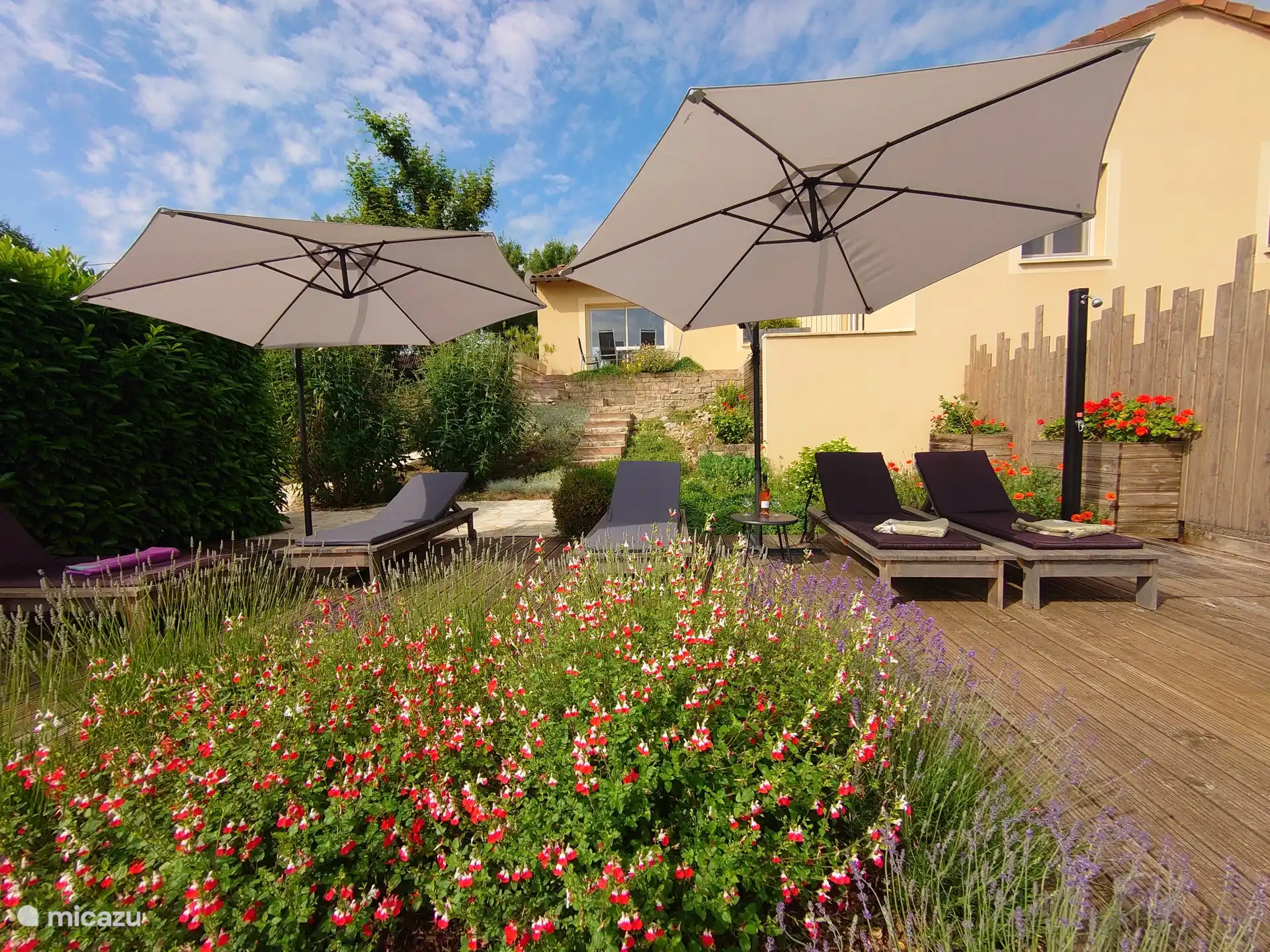 Swimmingpool mit Terrasse