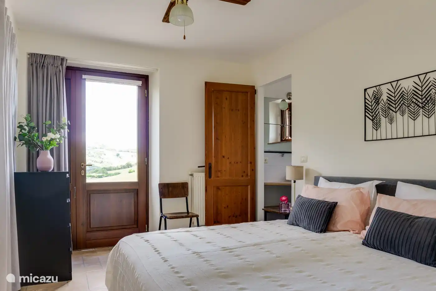 Direkter Zugang zum Badezimmer vom Schlafzimmer aus