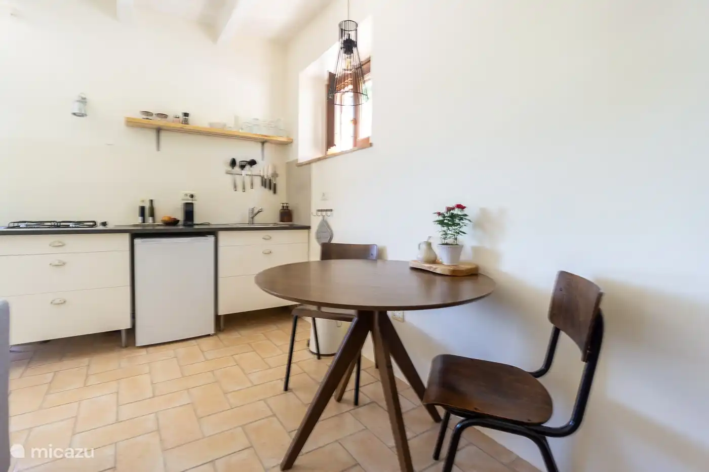 Esstisch mit zwei Stühlen