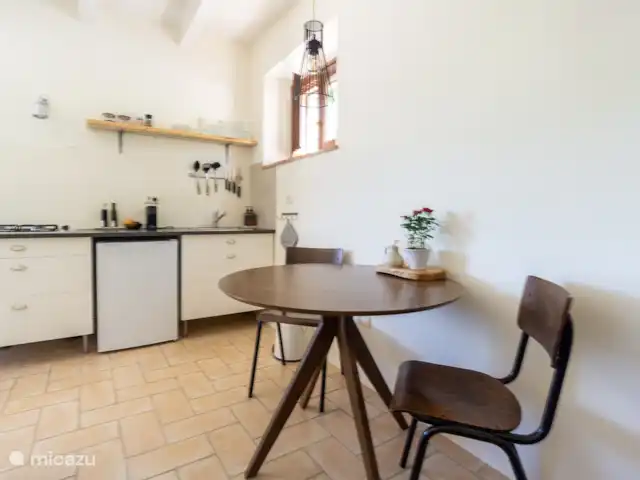 Rosa nel Pozzo - Appartement Rosa huren in Italië, Marche, Arcevia - appartement Eettafel met twee stoelen