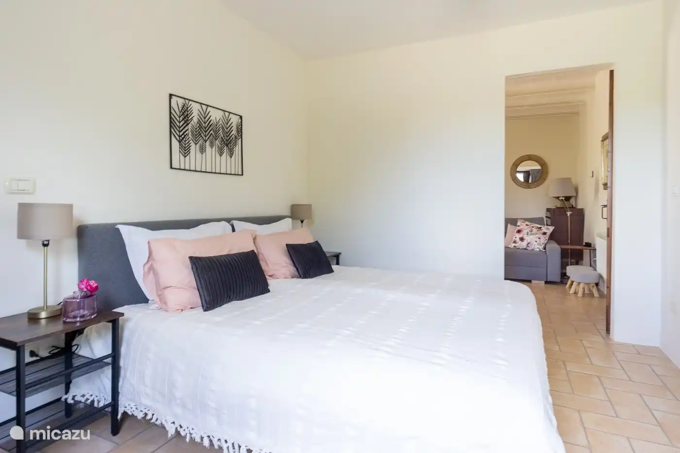 Schlafzimmer mit großem Doppelbett von 180 cm x 200 cm