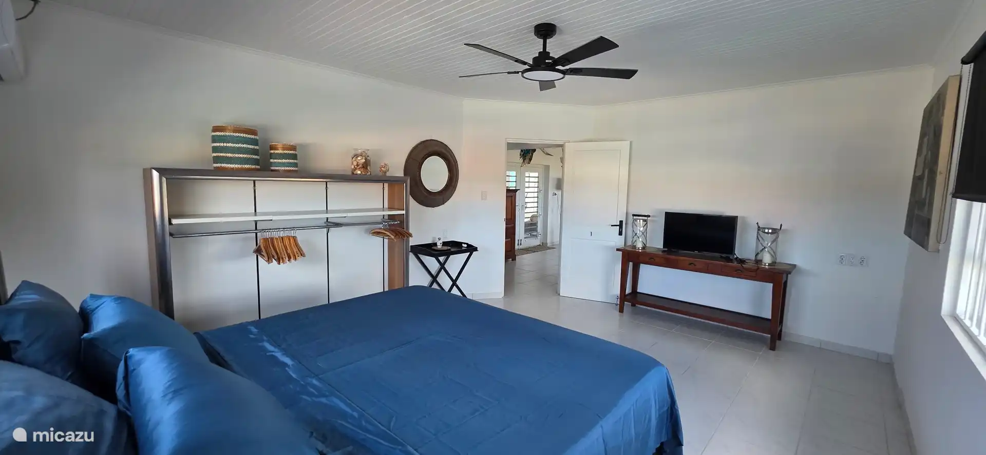 Slaapkamer 1. Extra groot bed. Tv.