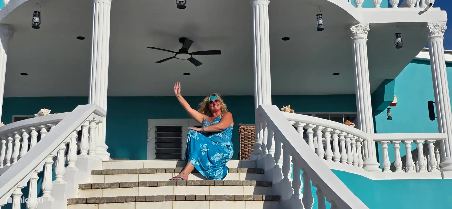 Uw host Jet. Ze staat klaar voor al uw vragen en hulp. 