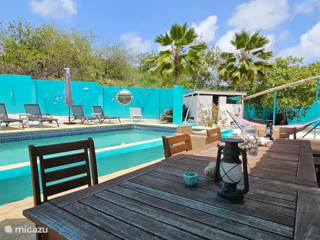 Villa Turquesa Curaçao en Curazao, Banda Arriba (este), Montaña Abou - villa Piscina con tumbonas y gran mesa de comedor