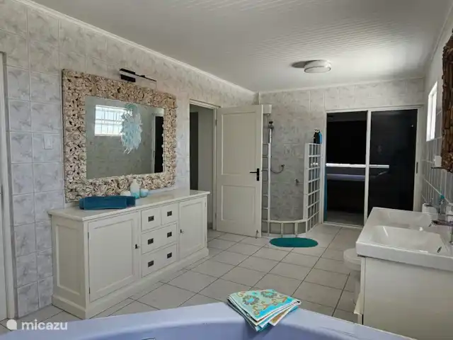 Villa Turquesa Curaçao en Curazao, Banda Arriba (este), Montaña Abou - villa Amplio baño en planta alta.