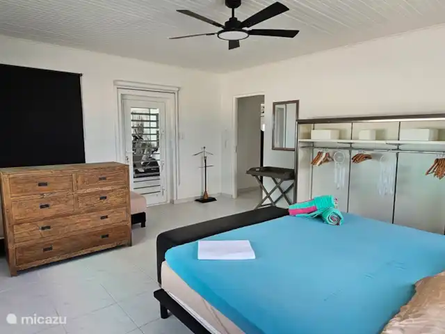 Villa Turquesa Curaçao en Curazao, Banda Arriba (este), Montaña Abou - villa Dormitorio 2 en planta baja. Acceso directo al porche y a la piscina.