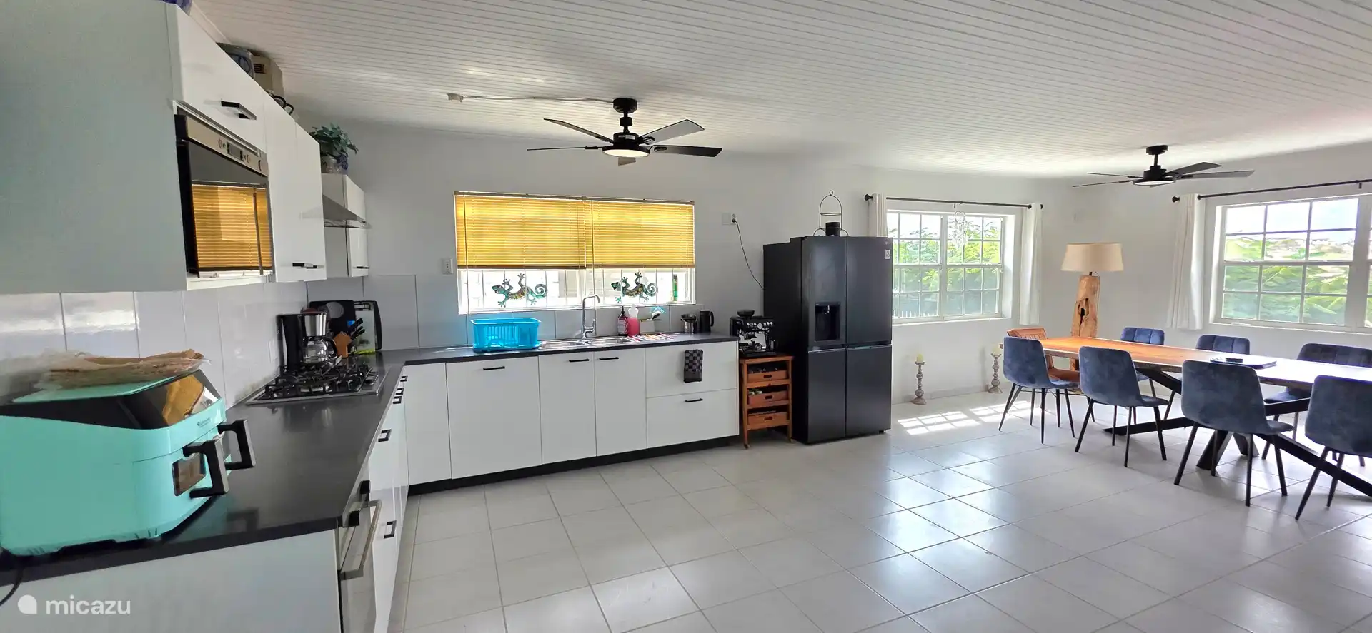 Ruime keuken, van alle gemakken voorzien.