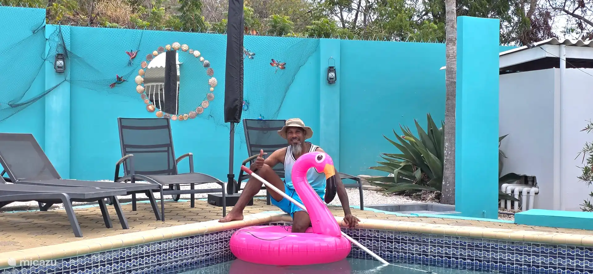 Pool man: Kenny, spreekt 3 talen: papiamentu, Nederlands en vloeiend zwembad.