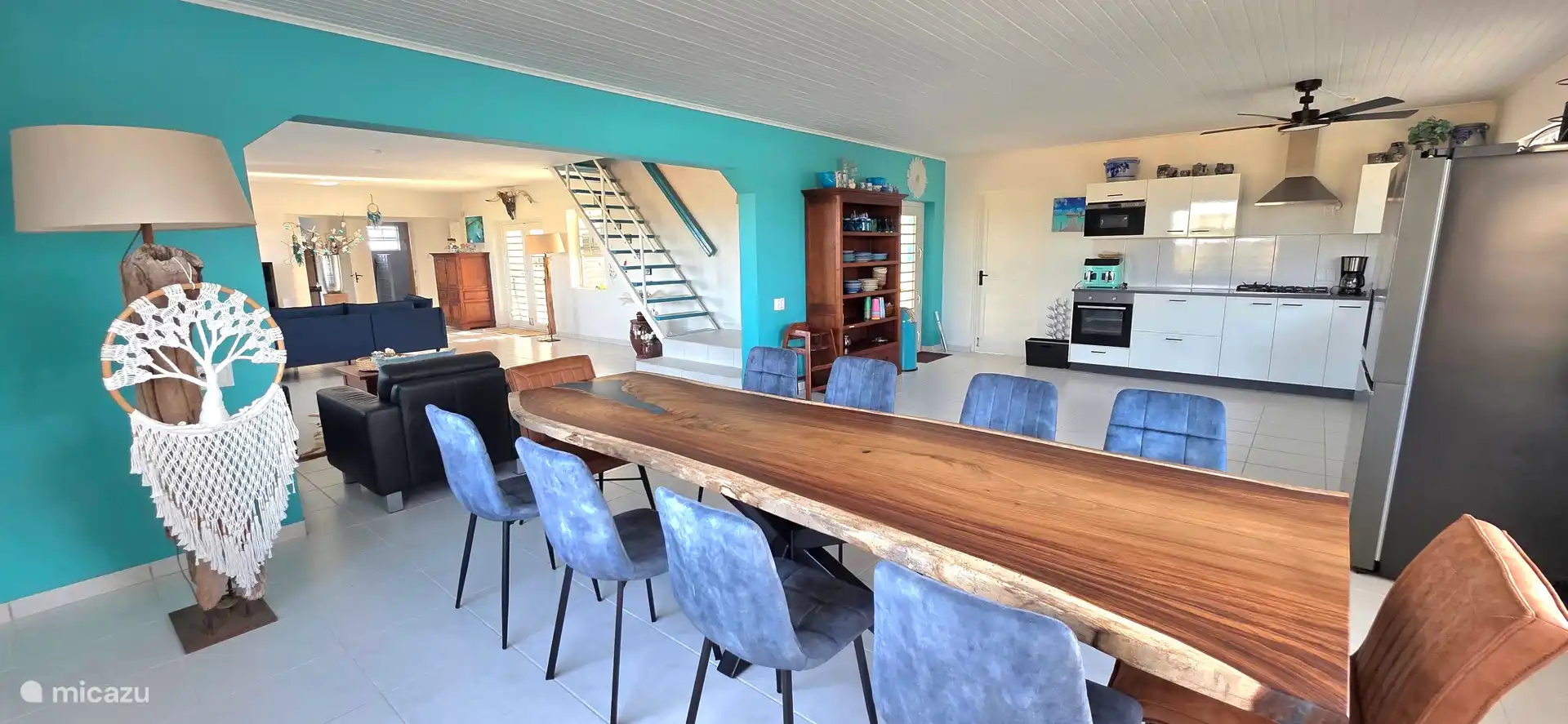 Ruime keuken met een pronkstuk van een tafel.