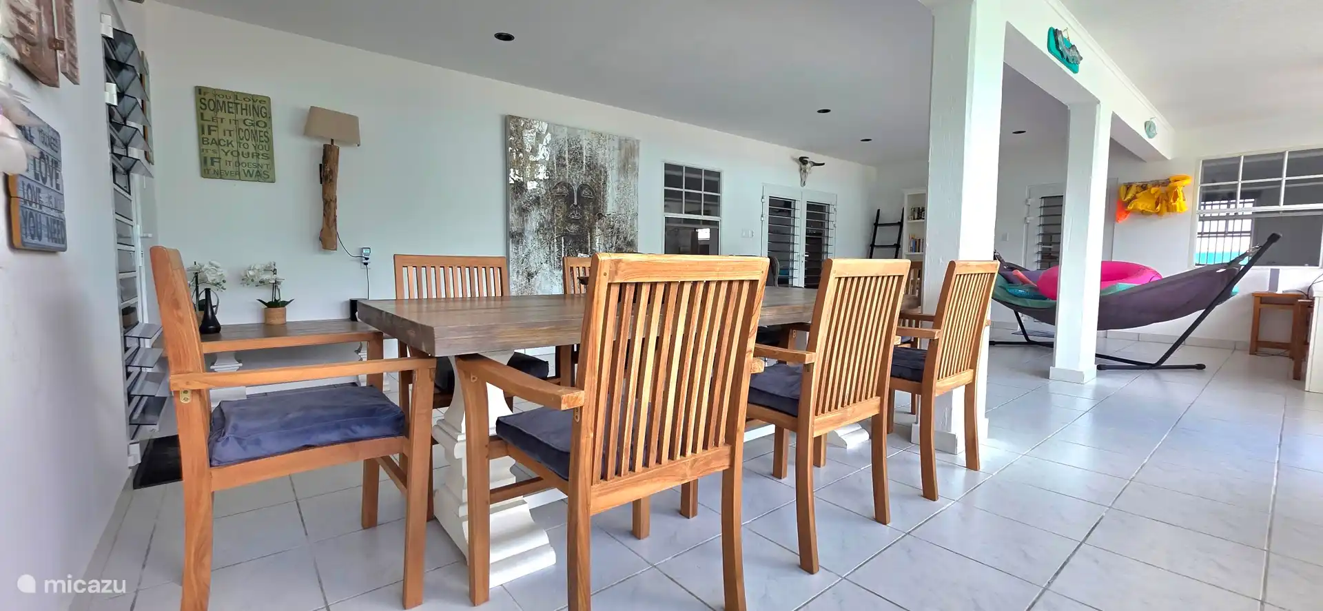 Ruime porch waar u heerlijk kunt relaxen, eten en borrelen.