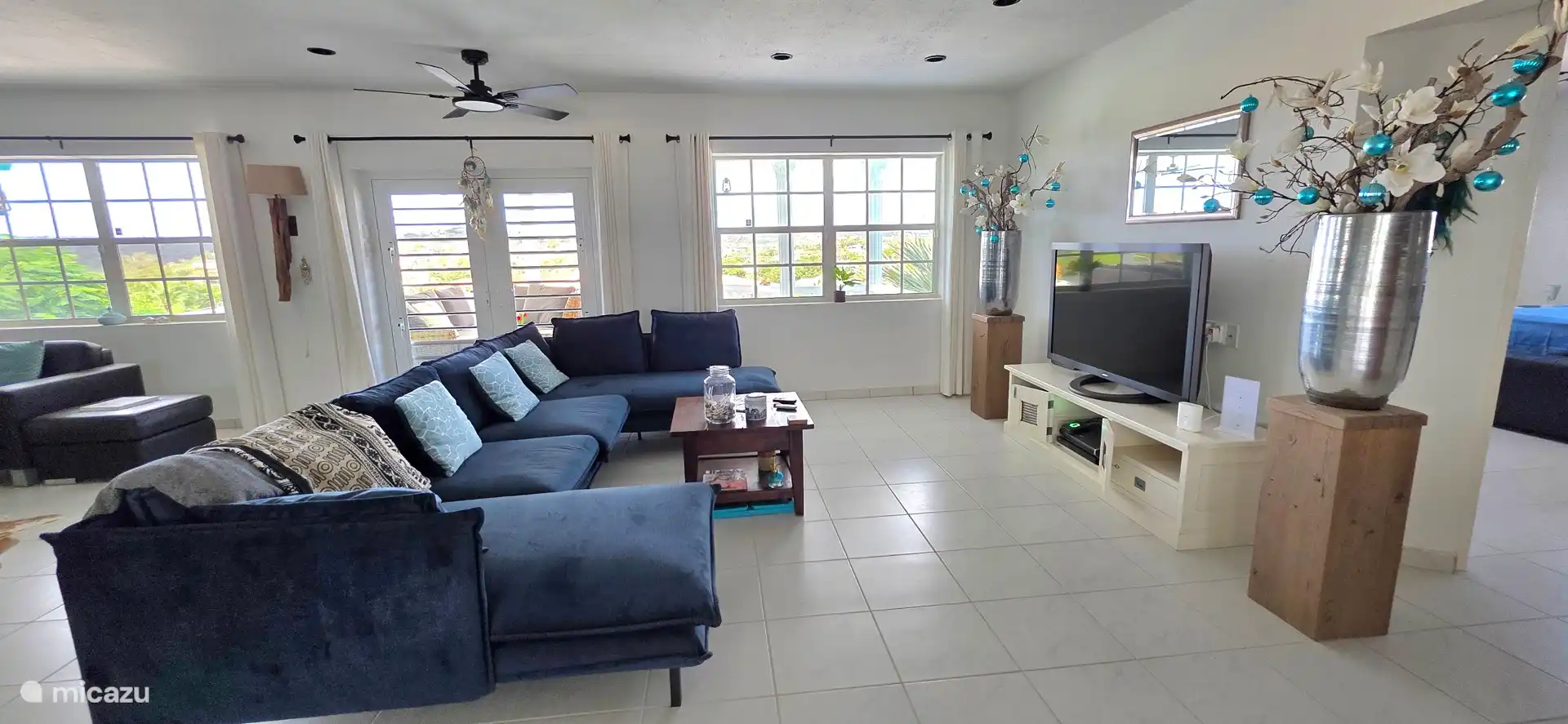 Heerlijke woonkamer met een grote lounge bank.