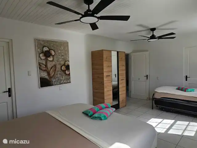 Villa Turquesa Curaçao en Curazao, Banda Arriba (este), Montaña Abou - villa Dormitorio3 en planta alta. Tiene capacidad para 4 personas y vista a la piscina. 2 ventiladores de techo.