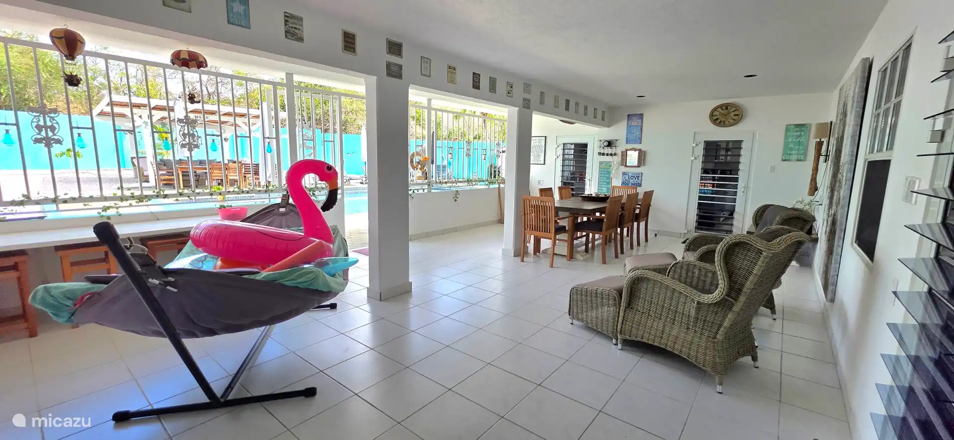 Porch, waar een chil hangmat staat en ook wat zwembad speelgoed. 