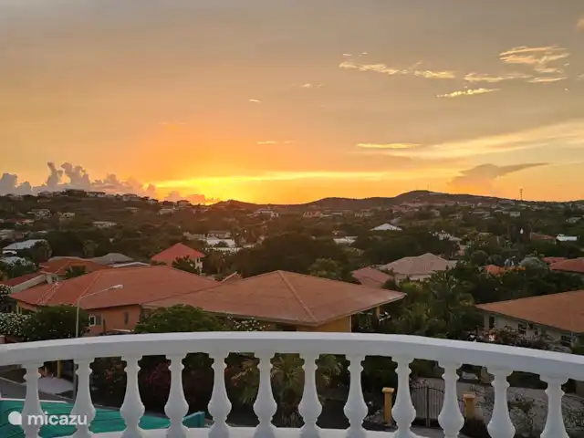 Villa Turquesa Curaçao en Curazao, Banda Arriba (este), Montaña Abou - villa Amplia terraza en el dormitorio de arriba.
