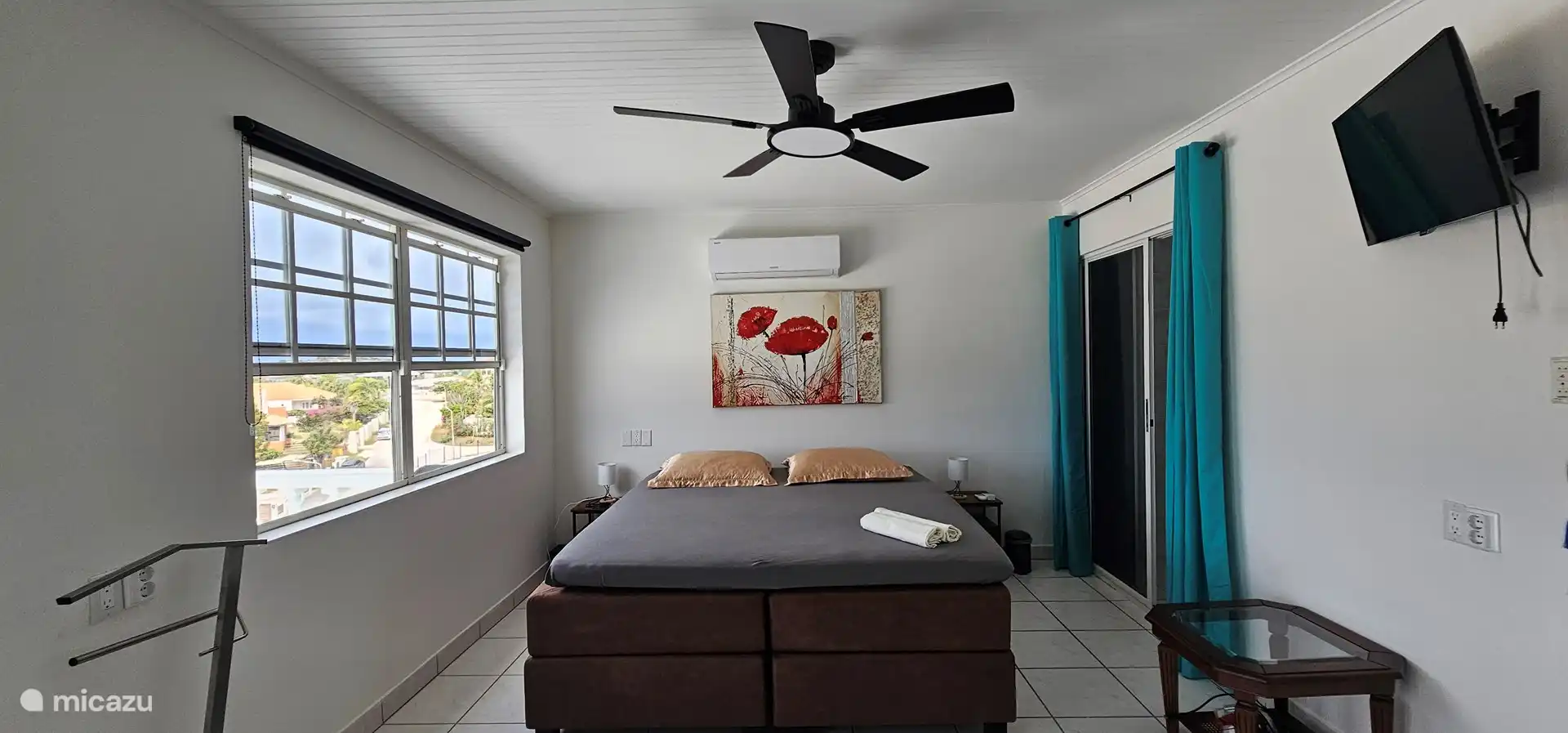 Master bedroom with large terrace. Magnificent view.