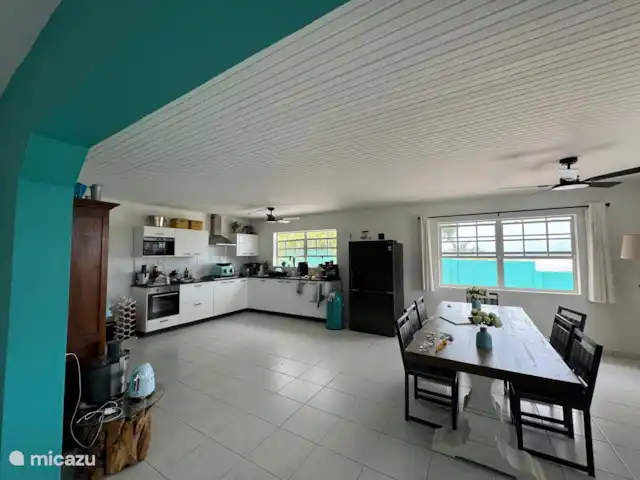 Villa Turquesa Curaçao en Curazao, Banda Arriba (este), Montaña Abou - villa Amplia cocina y comedor con todos los electrodomésticos que necesites. Gran mesa de comedor con 8 sillas.