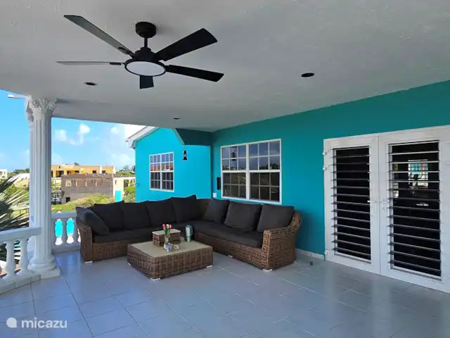 Villa Turquesa Curaçao en Curazao, Banda Arriba (este), Montaña Abou - villa Sofás lounge en la terraza.