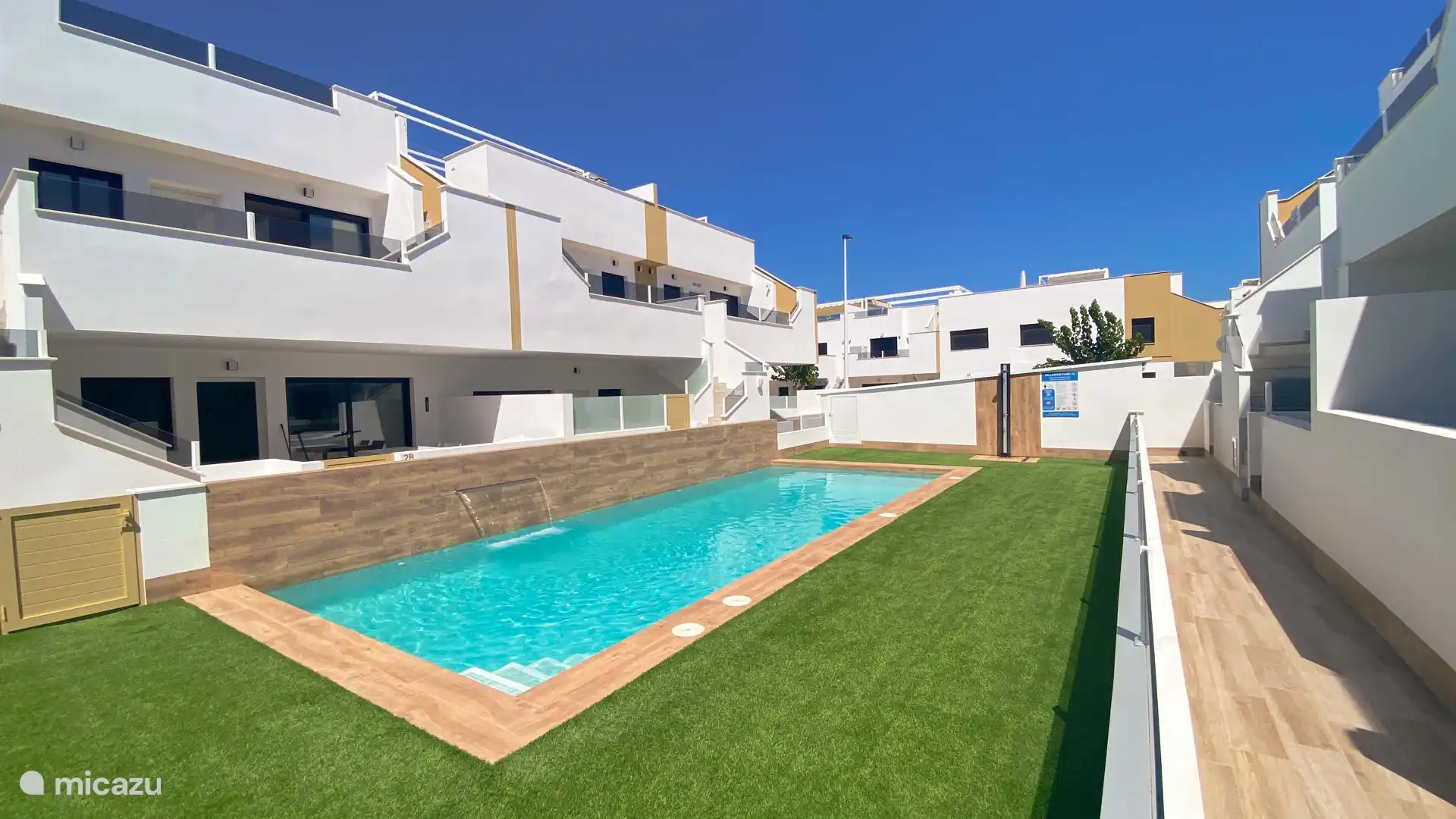 Piscine avec espaces de bain de soleil