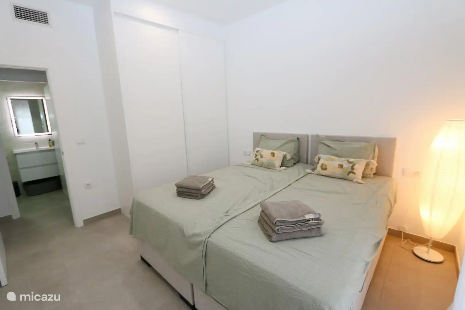 Die bequemen zwei Einzelbetten von 90 x 2 Metern, die nach Belieben zusammen- oder auseinandergeschoben werden können.